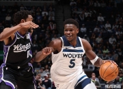 西蒙斯三巨头联手，引发争议得分突破，国王冲击季后赛！